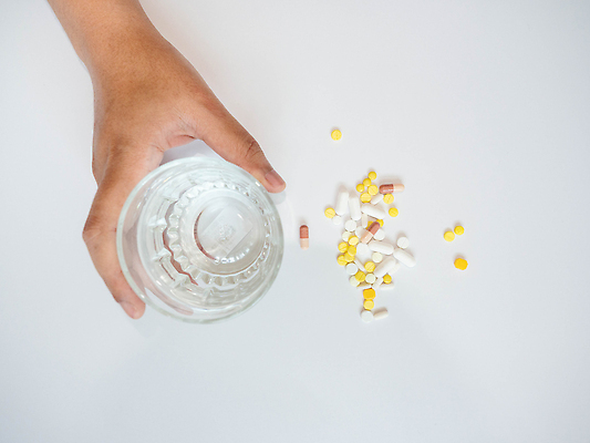 포토 JPG 해외이미지 손 여자 음료 백그라운드 컨셉 유리 사람 사람없음 치료 빨간색 물 파란색 컬러풀 알약 약 건강관리 고통 흰색 잡기 붓기 질병 위험 약국 오브젝트 머리위 처방 중독 조제 돌봄 복용 진통제 항생제 많음 해외202309 해외포토 자연요소 감정 컬러 의학 모션 재질 건강 관리 신체부위 만들기 파일형식