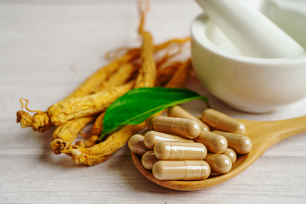 포토 JPG 해외이미지 잎 건강 사람없음 알약 인삼 약초 절구 나무숟가락 절구방아 해외202309 해외포토 식물 약 숟가락 도구 풀_식물 삼 파일형식