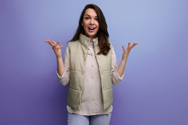 포토 JPG 해외이미지 백인 긴머리 응시 여자 행복 감정 벽 백그라운드 셔츠 손가락 갈색머리 실내 손바닥 한명 미소 표현 조끼 오픈 자신감 발표 상품 흥분 팔 보여주기 포인트 고립 직진 카피스페이스 해외202309 해외포토 서양인 1 헤어스타일 손 시선 상의 모션 표정 사람 내부 신체부위 금융 공백 외투 파일형식