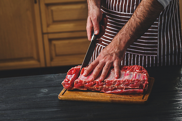 포토 JPG 해외이미지 손 남자 생고기 요리 한명 상반신 성인 신선 자르기 식칼 나무도마 성인남자한명만 해외202309 해외포토 1 모션 주방용품 도마 육류 사람 목재 신체부위 남자한명만 성인남자만 파일형식