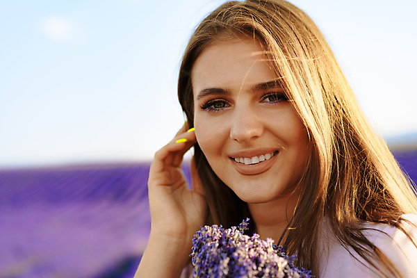 포토 JPG 해외이미지 응시 여자 꽃밭 한명 상반신 성인 야외 앞모습 일몰 라벤더 프로방스 성인여자한명만 해외202309 해외포토 1 시선 꽃 뷰포인트 사람 노을 허브 여자한명만 성인여자만 파일형식