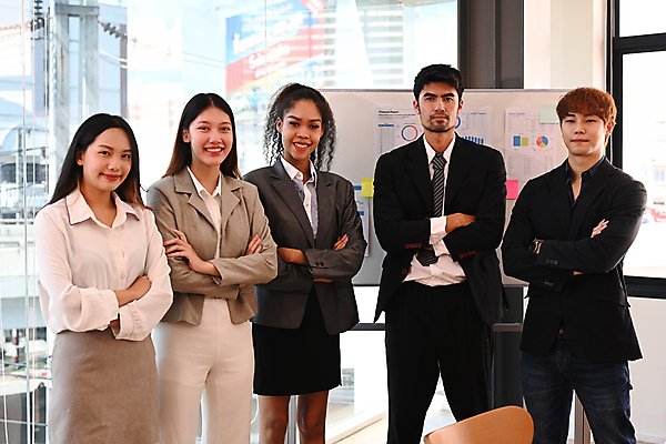 포토 JPG 해외이미지 여자 남자 의자 비즈니스 창문 회의 함께함 여러명 상반신 성인 앞모습 팔짱 비즈니스맨 비즈니스우먼 그룹 책상 직원 화이트보드 성인만 해외202309 해외포토 뷰포인트 가구 다수 컨셉 모션 사람 직장인 파일형식