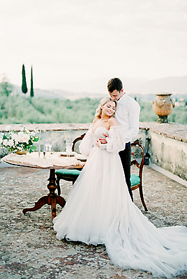 포토 JPG 해외이미지 나무 백인 커플 꽃 안경 꽃다발 신랑 결혼 2 의자 탁자 결혼식 서기 두명 초록색 울타리 정원 바위 해외202309 해외포토 서양인 식물 잡화 컬러 가구 관계 모션 사람 이벤트 담장 돌_바위 파일형식