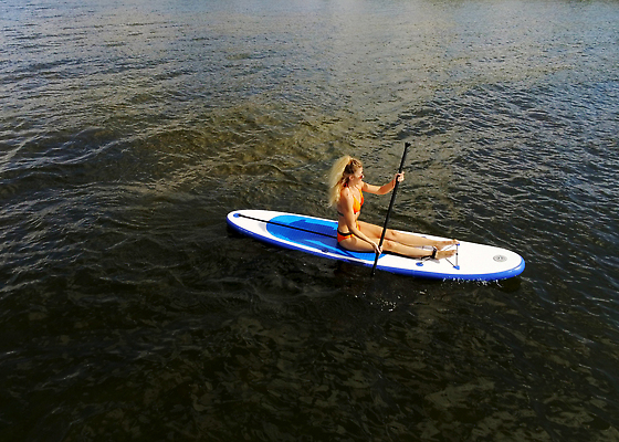 포토 JPG 해외이미지 라이프스타일 공원 여자 행복 호수 어린이 스포츠 파도 바다 여행 자연 휴가 건강 사랑 한명 사람 앉기 물 강 비키니 금발 운동 뷰티 서핑보드 서핑 속도 노젓기 서퍼 해외202309 해외포토 자연요소 1 헤어스타일 공공시설 수영복 감정 모션 운동선수 생활 수상스포츠 보드_스포츠 생태계 파일형식