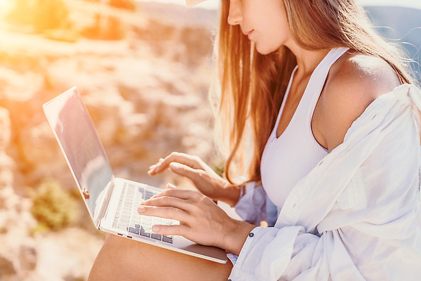 포토 JPG 해외이미지 직업 라이프스타일 여자 행복 커피 바다 여행 인터넷 비즈니스 통신 휴가 휴식 직장 관리 한명 사람 성인 해변 야외 물 여름 노트북 컴퓨터 뷰티 여행객 공책 자유 타이핑 키보드 업무 작업 네트워크 바쁨 멀리 온라인 프리랜서 해외202309 해외포토 자연요소 1 계절 감정 음료 컨셉 회사 문구용품 생활 전자제품 파일형식