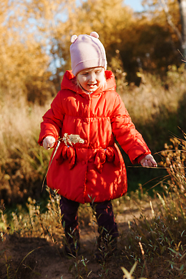 포토 JPG 해외이미지 라이프스타일 계절 행복 얼굴 어린이 컨셉 모션 자연 놀이 휴식 건강 한명 사람 야외 빨간색 컬러풀 햇빛 걷기 화목 산책 활발 기쁨 코트 아기 숲 만족 주말 10월 삼림지대 해외202309 해외포토 1 감정 컬러 생활 신체부위 태양 외투 날짜 생태계 파일형식