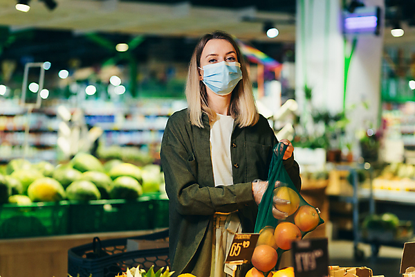 포토 JPG 해외이미지 응시 여자 오렌지 한명 상반신 성인 쇼핑 장보기 망 담기 마트 과일코너 마스크착용 성인여자한명만 해외202309 해외포토 1 시선 과일 모션 마스크 사람 상점 코너 사회이슈 여자한명만 성인여자만 파일형식