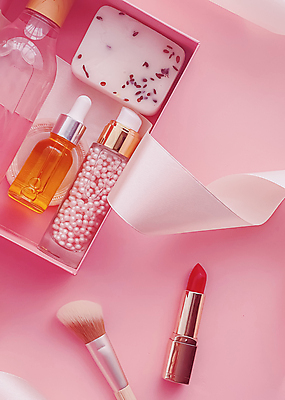 포토 JPG 해외이미지 리본 사람없음 상자 하이앵글 화장품 오브젝트 피부관리 담기 비누 공병 바디케어 화장품가방 플랫레이 해외202309 해외포토 뷰포인트 가방 모션 위생용품 뷰티 플랫 병_담는 파일형식