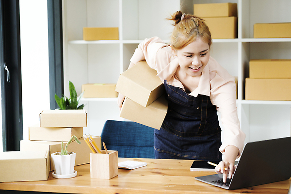포토 JPG 해외이미지 여자 화분 잎 선인장 실내 숙이기 한명 들기 동양인 상반신 성인 노트북 택배 연필꽂이 택배상자 박스포장 온라인쇼핑몰 성인여자한명만 해외202309 해외포토 식물 1 포즈 포장 모션 문구용품 사람 인종 내부 전자제품 상자 운송업 쇼핑몰 온라인 여자한명만 성인여자만 파일형식