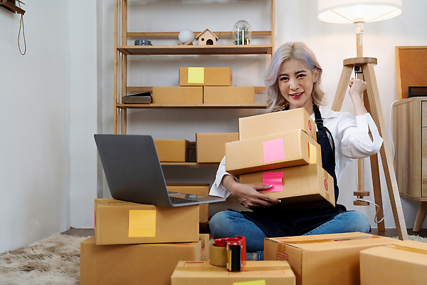 포토 JPG 해외이미지 여자 행복 인터넷 회사 비즈니스 사업가 성공 주택 한명 사람 동양인 성인 노트북 쇼핑 컴퓨터 상자 사무실 상점 일본 업무 비즈니스우먼 상품 작음 상인 사이버 패키지 질서 소매 온라인 주소 주인 물류 짐싸기 판지 마케팅 매각 목록 프리랜서 중소기업 해외202309 해외포토 직업 1 감정 아시아 컨셉 인종 건물 전자제품 예절 작업 직장인 크기 파일형식