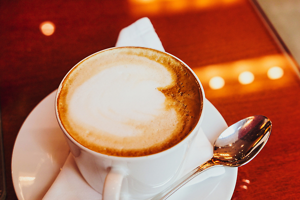 포토 JPG 해외이미지 여유 커피 휴식 사람없음 카페 분위기 커피잔 티스푼 카푸치노 라떼 해외202309 해외포토 감정 음료 컨셉 잔 상점 숟가락 파일형식