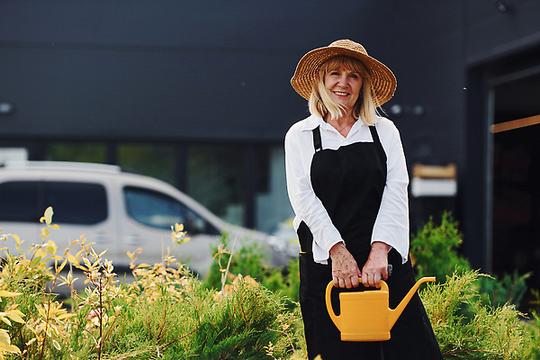 포토 JPG 해외이미지 백인 여자 노년 행복 화분 한명 상반신 취미 야외 앞모습 실버라이프 정원 봄 원예 원예식물 원예용품 노인여자한명만 해외202309 해외포토 서양인 식물 1 라이프스타일 계절 감정 뷰포인트 생활용품 사람 성인 여자한명만 노인여자만 파일형식