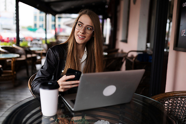 포토 JPG 해외이미지 직업 학생 라이프스타일 여자 인터넷 비즈니스 한명 사람 야외 노트북 컴퓨터 사무실 뷰티 공책 타이핑 도시 업무 작업 온라인 프리랜서 밀레니얼 해외202309 해외포토 1 문구용품 생활 경제 전자제품 파일형식