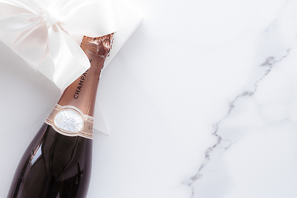 포토 JPG 해외이미지 리본 포장 선물 사람없음 공백 고급 대리석 샴페인병 해외202309 해외포토 컨셉 재료 술병 샴페인 파일형식