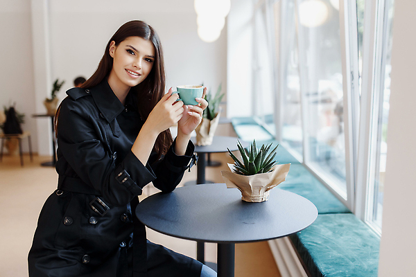 포토 JPG 해외이미지 백인 1 라이프스타일 응시 여자 행복 커피 음료 인터넷 통신 창문 모바일 휴식 실내 대화 한명 사람 앉기 동양인 성인 컵 노트북 스마트폰 핸드폰 컴퓨터 뷰티 알약 상점 식당 카페 흰색 잡기 도시 뜨거움 에스프레소 단절 힙스터 해외202309 해외포토 서양인 식기 시선 패션 감정 컬러 컨셉 모션 말하기 인종 내부 생활 전자제품 스마트기기 약 파일형식