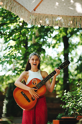포토 JPG 해외이미지 백인 드레스 행복 여행 컨셉 팔찌 자연 휴가 휴식 한명 성인 취미 야외 초록색 여름 청춘 뷰티 봄 기타 트레일러 내추럴 무료 보헤미아 히피 스타일 힙스터 해외202309 해외포토 서양인 1 옷 계절 패션 감정 컬러 장신구 현악기 사람 생태계 파일형식