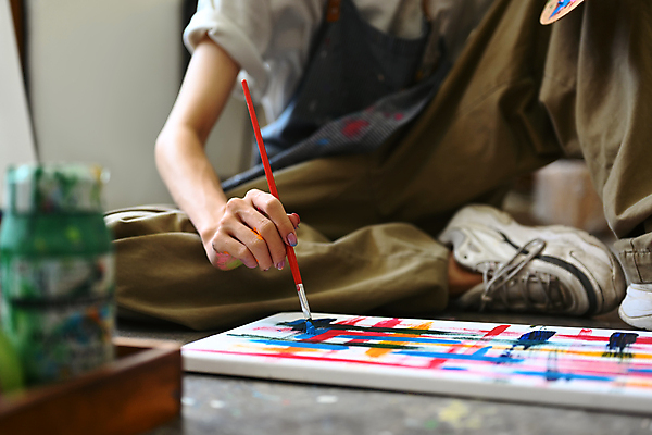 포토 JPG 해외이미지 남자 붓터치 한명 앉기 상반신 성인 붓 그리기 그림 작품 캔버스 성인남자한명만 해외202309 해외포토 1 모션 미술 사람 남자한명만 성인남자만 파일형식