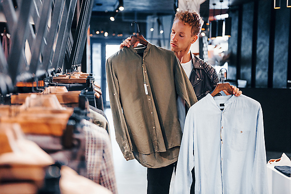 포토 JPG 해외이미지 남자 셔츠 실내 한명 들기 정장 상반신 성인 앞모습 쇼핑 고급 남성복 옷가게 부티크 옷고르기 성인남자한명만 해외202309 해외포토 1 옷 뷰포인트 컨셉 상의 모션 사람 내부 상점 남자한명만 성인남자만 파일형식