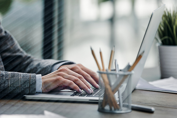 포토 JPG 해외이미지 백인 직업 남자 컨셉 비즈니스 사업가 통신 성공 협력 악수 함께함 실내 따뜻함 관리 대화 사람 성인 사람없음 사무실 우정 거래 인사 비즈니스맨 비즈니스우먼 그룹 대표 종업원 책상 동료 계약 경영자 문서 상업 경영 정중 지원 콜라보레이션 브레인스토밍 해외202309 해외포토 서양인 여자 가구 관계 말하기 손짓 내부 친구 예절 직장인 리더 파일형식