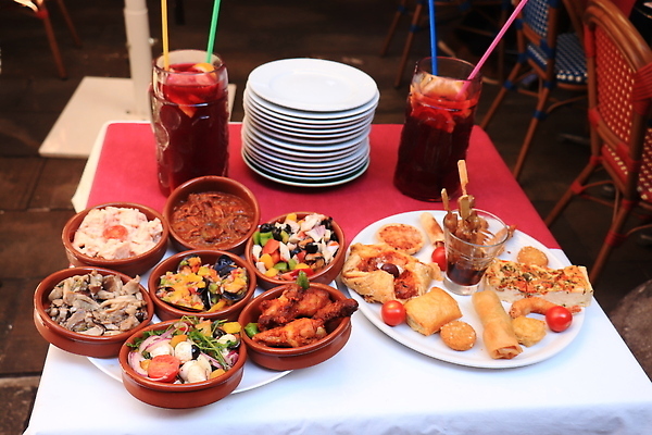 포토 JPG 해외이미지 음식 토마토 마늘 사람없음 추위 변화 시장 선택 맛 상품 컨테이너 지중해 먹기 소매 스페인어 타파스 페스토 해외202309 해외포토 산업 바다 컨셉 채소 모션 소스_음식 애피타이저 파일형식