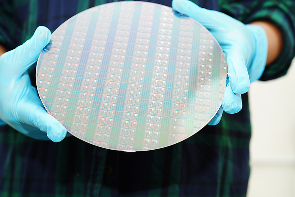 포토 JPG 해외이미지 손 산업 신체부위 반사 기계 장비 반도체 해외202309 해외포토 사람 파일형식