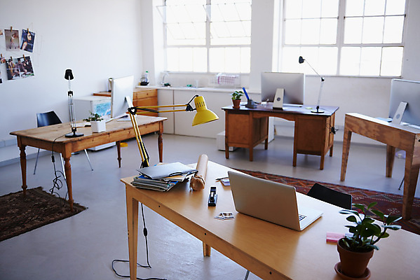 포토 JPG 해외이미지 화분 창문 직장 실내 사람없음 노트북 사무실 스탠드 작업실 나무책상 해외202309 해외포토 회사 비즈니스 조명 내부 목재 전자제품 책상 파일형식