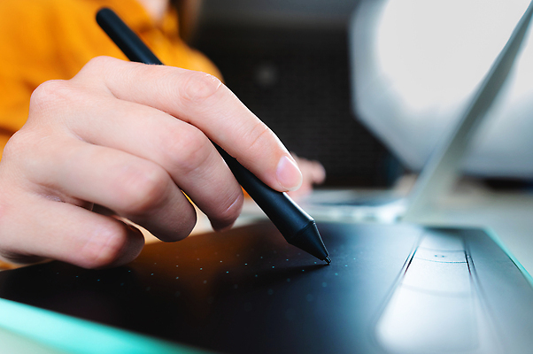 포토 JPG 해외이미지 라이프스타일 손 디자인 비즈니스 손가락 주택 사람 사람없음 그래픽 노트북 컴퓨터 터치패드 사무실 알약 펜 디지털 스크린 장비 기록 업무 그리기 디자이너 스케치 책상 예술가 온라인 패드 블러 프리랜서 힙스터 해외202309 해외포토 직업 패션 가구 모션 미술 건물 생활 신체부위 전자제품 필기구 약 작업 파일형식