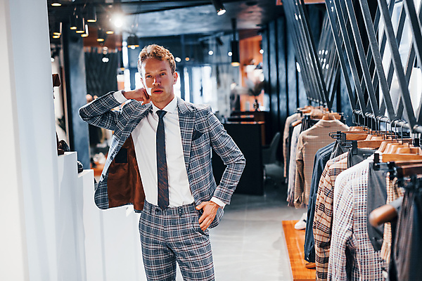 포토 JPG 해외이미지 남자 실내 한명 정장 손짓 상반신 성인 앞모습 쇼핑 고급 남성복 주머니손 옷가게 부티크 성인남자한명만 해외202309 해외포토 1 옷 뷰포인트 컨셉 모션 사람 내부 상점 남자한명만 성인남자만 파일형식