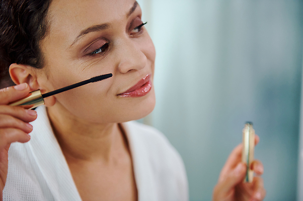 포토 JPG 해외이미지 라이프스타일 외관 시선 행복 얼굴 중년 흑인 가정 휴식 갈색머리 건강 한명 인테리어 화목 욕실 흰색 고급 우아함 볼륨 속눈썹 순수 미녀 히스패닉 위생관리 카피스페이스 해외202309 해외포토 서양인 1 헤어스타일 디자인 감정 컬러 컨셉 관리 사람 성인 생활 신체부위 공백 눈썹 미인 파일형식