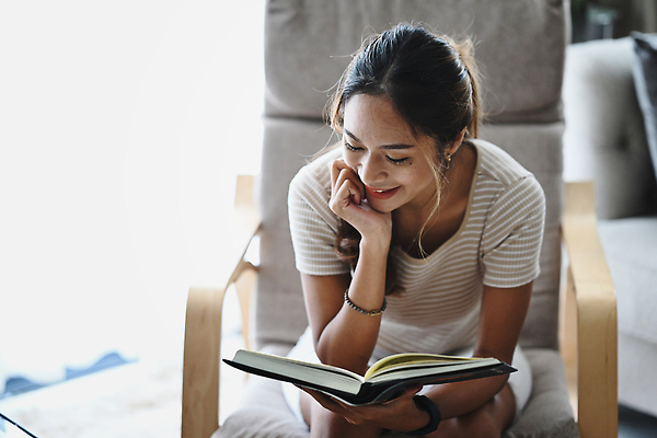 포토 JPG 해외이미지 여자 의자 한명 앉기 동양인 상반신 성인 책 독서 턱괴기 즐거움 성인여자한명만 해외202309 해외포토 1 감정 가구 모션 사람 인종 여자한명만 성인여자만 파일형식