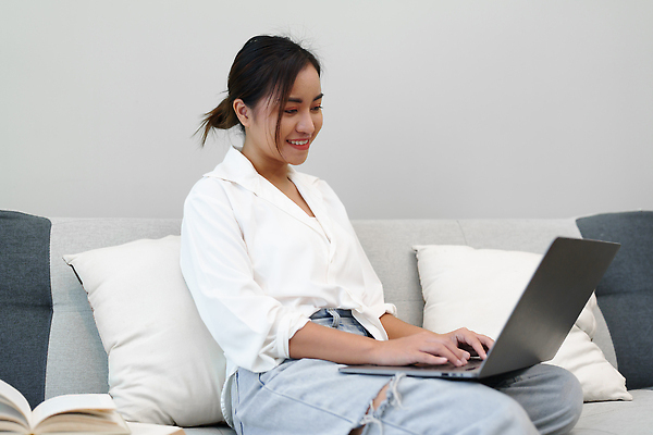 포토 JPG 해외이미지 직업 학생 응시 교육 거실 비즈니스 사업가 통신 손가락 청소년 엄마 휴식 아파트 주택 대화 한명 미소 앉기 성인 가로 노트북 스마트폰 쇼핑 컴퓨터 소파 사무실 독서 뷰티 노란색 가리킴 관찰 타이핑 잡기 작업 비즈니스우먼 서핑 연결 커피잔 책상 동영상 카피스페이스 접근 해외202309 해외포토 1 손 시선 여자 커피 컬러 가구 컨셉 의자 가족 모션 잔 표정 말하기 사람 손짓 건물 전자제품 핸드폰 스마트기기 공백 수상스포츠 직장인 파일형식