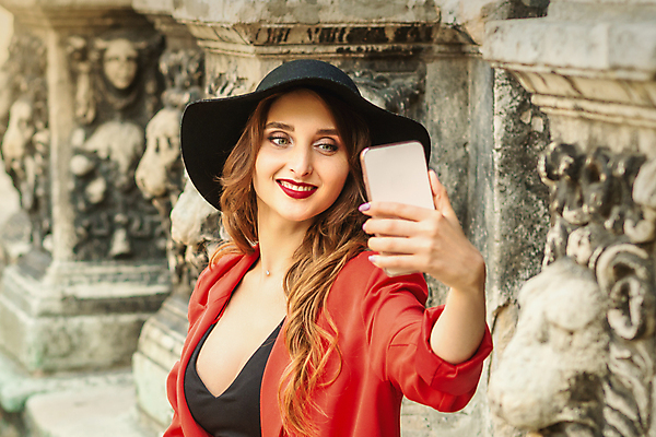 포토 JPG 해외이미지 백인 응시 여자 행복 여행 휴가 거리 한명 앉기 상반신 성인 옆모습 빨간색 스마트폰 여행객 여행가방 기둥 도시 우아함 셀프카메라 성인여자한명만 해외202309 해외포토 서양인 1 시선 건축 감정 뷰포인트 컬러 컨셉 가방 모션 사람 핸드폰 스마트기기 사진촬영 여자한명만 성인여자만 파일형식