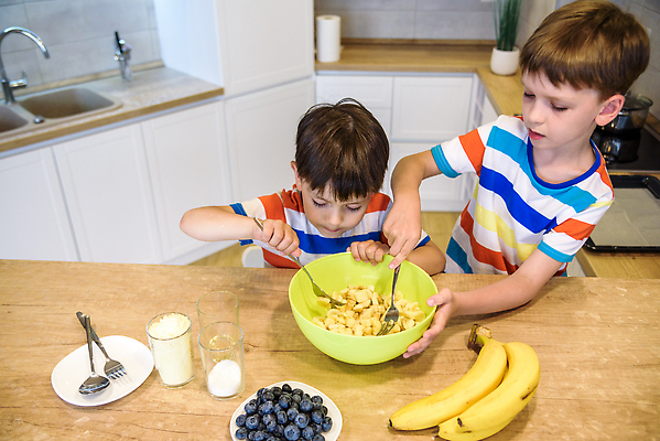 포토 JPG 해외이미지 백인 라이프스타일 행복 어린이 음식 크리스마스 2 과일 학교 가족 탁자 디저트 주택 요리 한명 사람 소년 뷰티 쿠키 케이크 주방 요리사 앞치마 빵집 아기 달콤 굽기 준비 반죽 만들기 밀가루 걸음마 남동생 제빵사 페스츄리 해외202309 해외포토 서양인 직업 1 교육 기념일 남자 감정 빵 가구 관계 모션 건물 생활 상점 맛 가루 구이 동생 파일형식