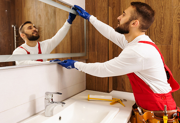 포토 JPG 해외이미지 남자 유니폼 노동자 한명 상반신 성인 옆모습 거울 욕실 업무 수리 청소 유지 샤워실 성인남자한명만 해외202309 해외포토 직업 1 옷 뷰포인트 사람 작업 샤워시설 남자한명만 성인남자만 파일형식