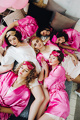 포토 JPG 해외이미지 여자 신부 분홍색 포즈 함께함 웃음 여러명 성인 친구 뷰티 우정 축하 가운 실크 들러리 성인여자만 브라이덜샤워 해외202309 해외포토 옷 컬러 다수 결혼 컨셉 관계 표정 사람 파티 직물 하객 여자만 성인만 파일형식