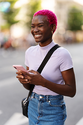 포토 JPG 해외이미지 헤어스타일 행복 감정 분홍색 통신 손가락 모바일 한명 미소 웃음 사람 세로 스마트폰 핸드폰 청춘 컬러풀 뷰티 유행 활발 기쁨 듣기 보케 시티라이프 개성 염원 스타일 밀레니얼 해외202309 해외포토 1 라이프스타일 손 컬러 컨셉 모션 표정 경제 전자제품 스마트기기 파일형식