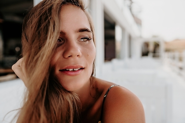 포토 JPG 해외이미지 백인 모델 라이프스타일 응시 여자 행복 유럽 얼굴 커피 백그라운드 창문 거리 한명 미소 사람 앉기 성인 여름 금발 선글라스 뷰티 유행 식당 맑음 카페 도시 스타일 성인여자만 힙스터 해외202309 해외포토 서양인 1 헤어스타일 시선 계절 패션 감정 나라 안경 음료 모션 날씨 표정 생활 신체부위 상점 여자만 성인만 파일형식