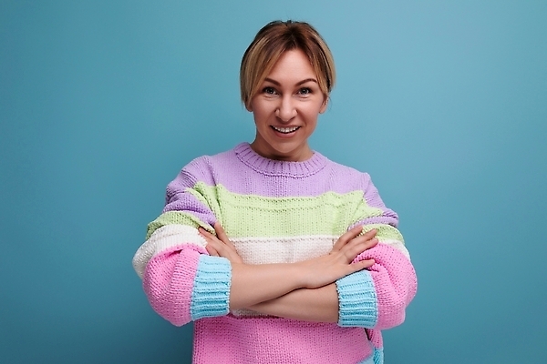 포토 JPG 해외이미지 헤어스타일 여자 행복 중년 포즈 하늘색 백그라운드 비즈니스 실내 한명 사람 파란색 뷰티 유행 귀여움 기쁨 주름 우아함 스웨터 가득함 흥분 길이 고립 옛날 파스텔톤 평야 스타일 카피스페이스 해외202309 해외포토 1 감정 컬러 컨셉 상의 자연 성인 내부 공백 파일형식