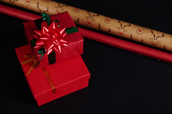 포토 JPG 해외이미지 스튜디오촬영 디자인 기념일 행복 결혼 컨셉 크리스마스 포장 결혼식 휴가 새해 기념 선물 이벤트 사람없음 빨간색 선물상자 축제 놀람 축하 인사 날짜 포장지 짐싸기 정물화 카피스페이스 해외202309 해외포토 감정 컬러 실내 표정 상자 공백 예절 그림 파일형식