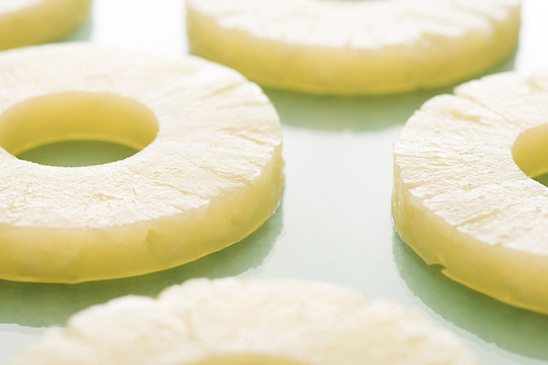 포토 JPG 해외이미지 계절 음식 로우앵글 조각 백그라운드 과일 디저트 사람없음 노란색 반지 달콤 파인애플 통조림 해외202309 해외포토 뷰포인트 컬러 장신구 맛 열대과일 파일형식