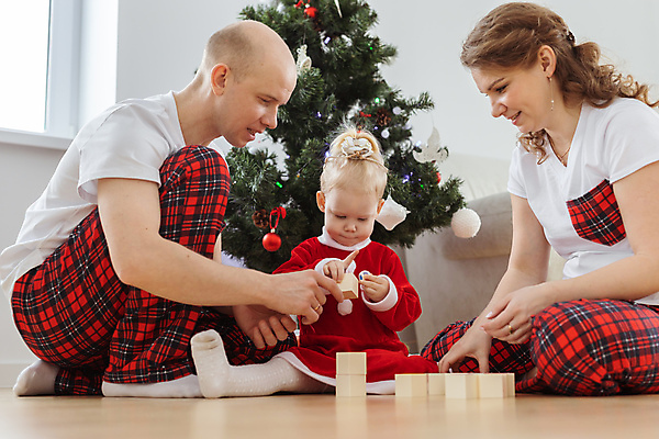 포토 JPG 해외이미지 전신 백인 여자 남자 크리스마스 가족 놀이 휴가 앉기 성인 앞모습 옆모습 세명 크리스마스트리 아기 블록쌓기 해외202309 해외포토 서양인 기념일 뷰포인트 관계 모션 사람 쌓기 블록 파일형식
