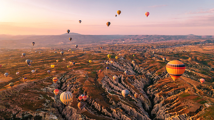 포토 JPG 해외이미지 주간 여행 하늘 휴가 산 카파도키아 사람없음 야외 관광지 일출 자유 열기구 기암괴석 언덕 해외202309 해외포토 자연요소 컨셉 항공교통 노을 바위_돌 파일형식 튀르키예
