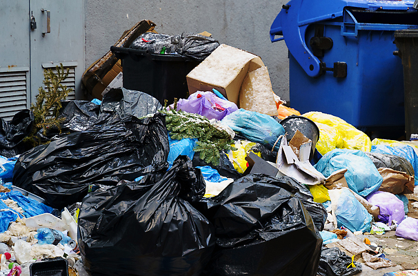 포토 JPG 해외이미지 유럽 종이 가방 거리 사람 사람없음 상자 쌓기 환경 재활용 쓰레기통 도시 오염 보행로 지저분함 쓰레기 폐기물 컨테이너 플라스틱 가득함 냄새 시티라이프 체코 패키지 문제 흙더미 낭비 생태학 위생관리 해외202309 해외포토 라이프스타일 잡화 교육 나라 산업 길 컨셉 모션 재질 관리 흙 감각 친환경 파일형식 더미