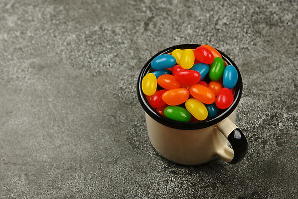 포토 JPG 해외이미지 음식 오렌지 탁자 표면 콩 사탕 사람없음 빨간색 초록색 파란색 컬러풀 노란색 우주 금속 검은색 회색 머그컵 수확 흰색 대접 달콤 먹기 각도 쏟아짐 젤리 충동구매 강렬 그런지 해로움 많음 해외202309 해외포토 컬러 가구 컨셉 농업 과일 모션 재질 디저트 곡류 컵 쇼핑 맛 과소비 파일형식