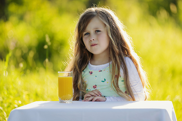 포토 JPG 해외이미지 백인 라이프스타일 드레스 딸 행복 유럽 음료 어린이 음식 컨셉 오렌지 과일 재료 자연 유리 휴가 휴식 귤 주택 건강 한명 미소 사람 소녀 여름 뷰티 농경지 맑음 주스 기쁨 신선 소프트포커스 작음 심플 건강식 내추럴 해외202309 해외포토 서양인 1 옷 계절 여자 감정 나라 가족 재질 날씨 촬영기법 표정 건물 생활 농장 크기 생태계 파일형식