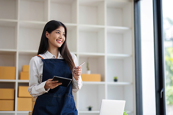 포토 JPG 해외이미지 행복 종이 인터넷 회사 비즈니스 사업가 모션 태국 성공 주택 한명 동양인 쇼핑 컴퓨터 상자 사무실 유행 일본 중국 업무 상품 작음 상인 창고 수납 질서 온라인 주인 물류 짐싸기 판지 전자상거래 목록 서류판 프리랜서 해외202309 해외포토 직업 1 감정 아시아 컨셉 사람 인종 건물 전자제품 사무용품 예절 작업 크기 파일형식