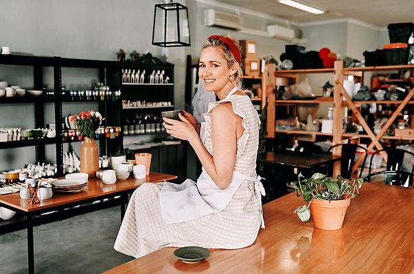 포토 JPG 해외이미지 그릇 여자 행복 화분 화초 선반 한명 들기 상반신 성인 옆모습 앞치마 도자기 작업실 책상 도예가 성인여자한명만 해외202309 해외포토 식물 직업 1 식기 감정 뷰포인트 가구 모션 사람 여자한명만 성인여자만 파일형식