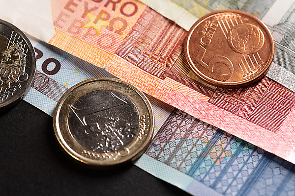 포토 JPG 해외이미지 유럽 종이 지폐 돈 비즈니스 사람없음 빨간색 금융 경제 반사 쌓기 동전 저축 유로 10 절약 변화 시장 재산 닫기 주식 투자 5 매각 위기 유럽연합 비용 해외202309 해외포토 나라 컬러 컨셉 모션 숫자 파일형식