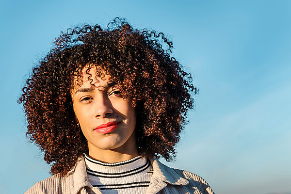 포토 JPG 해외이미지 헤어스타일 여자 행복 얼굴 갈색머리 한명 미소 인종 10대 파란색 청춘 뷰티 귀여움 검은색 표현 자신감 파마 대학교 다문화 히스패닉 다민족 섞기 평등 카피스페이스 혼혈 해외202309 해외포토 레이스천 1 감정 컬러 컨셉 학교 청소년 표정 사람 신체부위 공백 직물 사회이슈 파일형식
