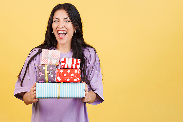 포토 JPG 해외이미지 백인 라이프스타일 응시 기념일 행복 감정 리본 크리스마스 포장 청소년 실내 발렌타인데이 선물 한명 서기 웃음 선물상자 상자 컬러풀 놀람 우정 축하 표현 인사 잡기 우승 생일 인디언 배달원 오브젝트 주기 흥분 개성 패키지 마법 히스패닉 노란배경 복권 카피스페이스 유일 해외202309 해외포토 서양인 직업 1 시선 컬러 백그라운드 컨셉 모션 데이이벤트 표정 아메리카 사람 이벤트 내부 생활 친구 노란색 공백 예절 최고 파일형식